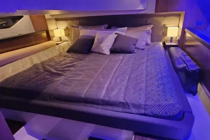 Slide: The Image of Four Winns 355 Vista Coupe 2022 - 5798075