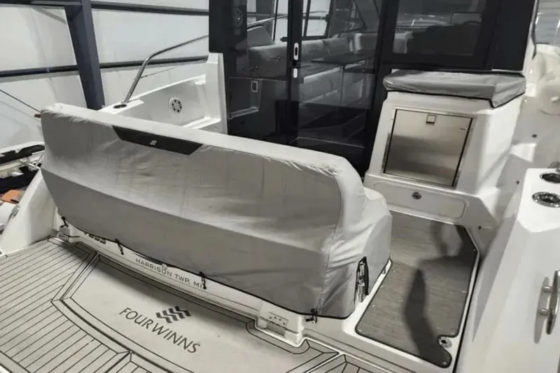 Slide: The Image of Four Winns 355 Vista Coupe 2022 - 5798088