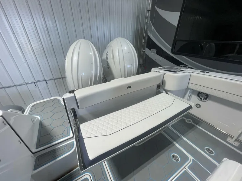 Slide: The Image of Stingray 253 Center Console 2025 - 5799737