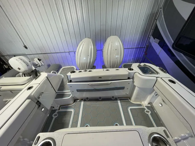 Slide: The Image of Stingray 253 Center Console 2025 - 5799701