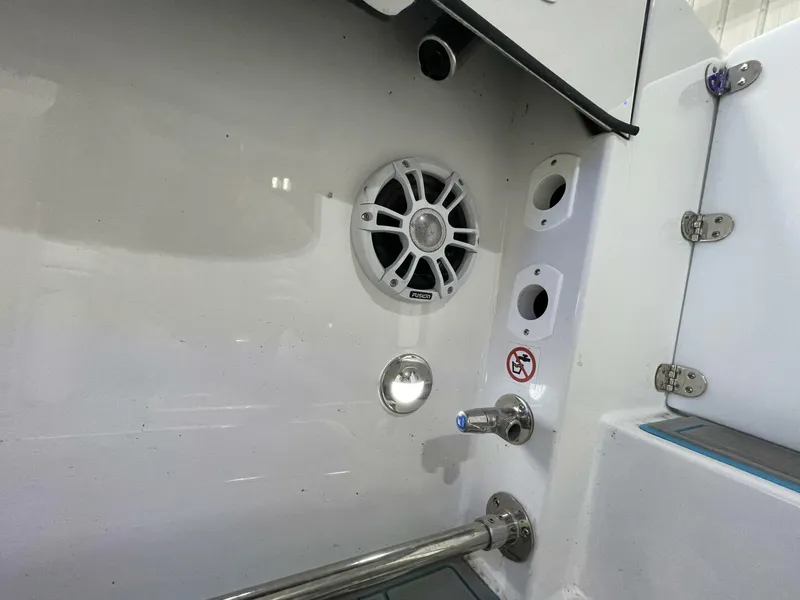 Slide: The Image of Stingray 253 Center Console 2025 - 5799699