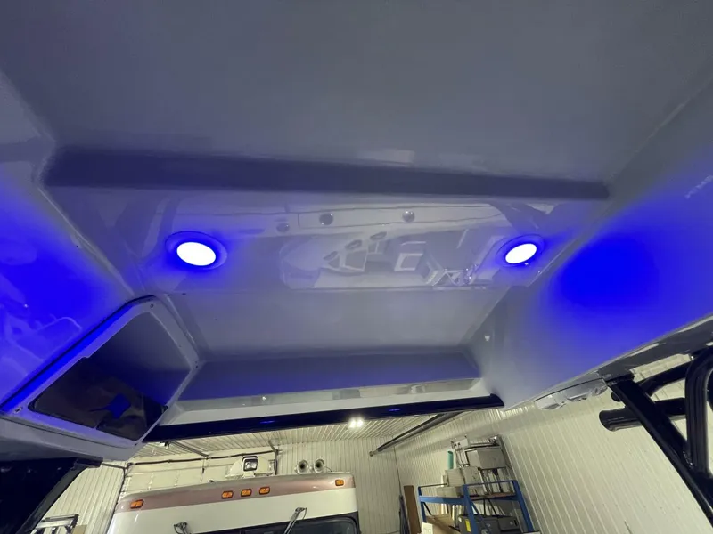 Slide: The Image of Stingray 253 Center Console 2025 - 5799712