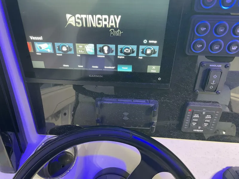 Slide: The Image of Stingray 253 Center Console 2025 - 5799704