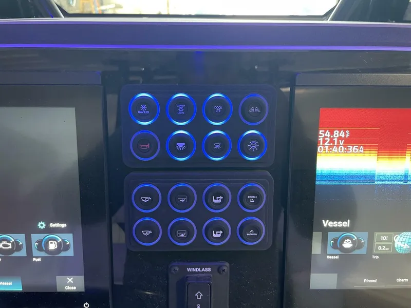 Slide: The Image of Stingray 253 Center Console 2025 - 5799705