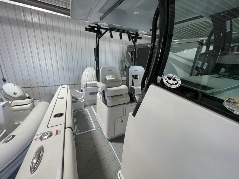 Slide: The Image of Stingray 253 Center Console 2025 - 5799715