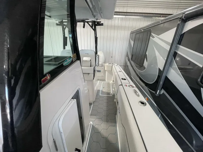 Slide: The Image of Stingray 253 Center Console 2025 - 5799716