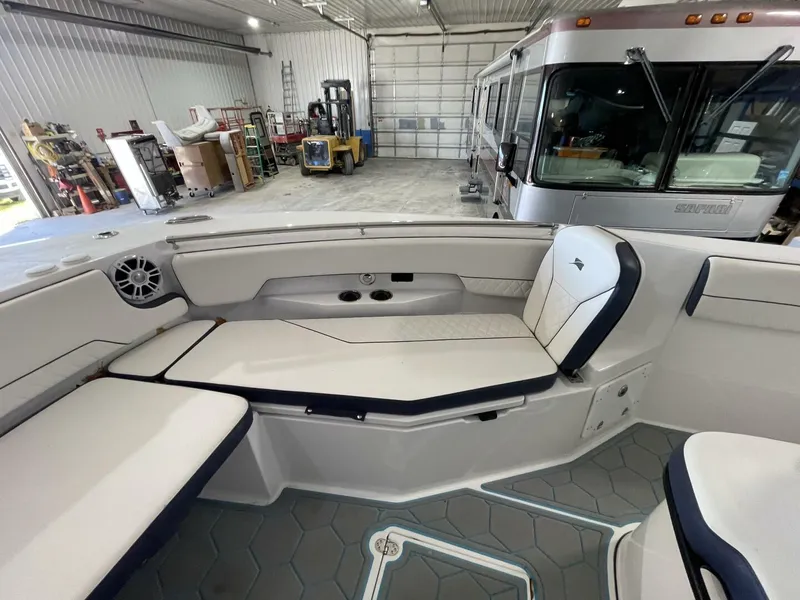 Slide: The Image of Stingray 253 Center Console 2025 - 5799724