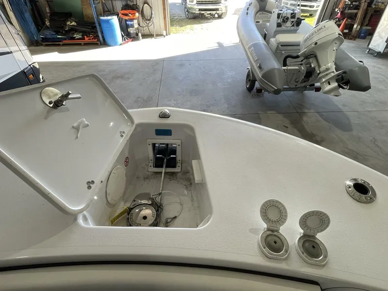 Slide: The Image of Stingray 253 Center Console 2025 - 5799688