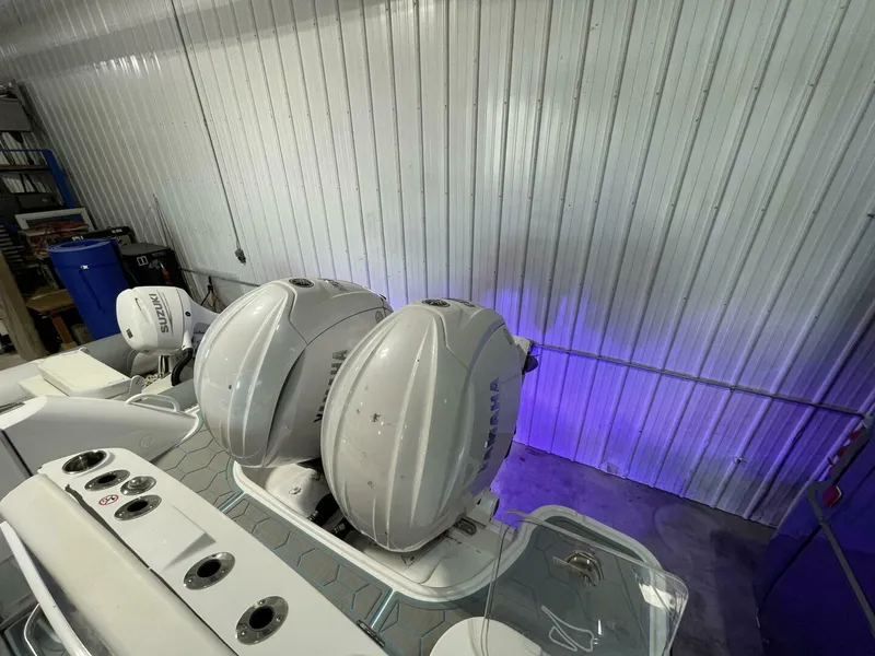 Slide: The Image of Stingray 253 Center Console 2025 - 5799710