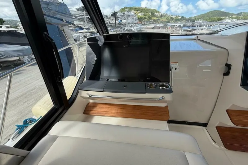 Slide: The Image of Boston Whaler 405 Conquest 2021 - 5801240