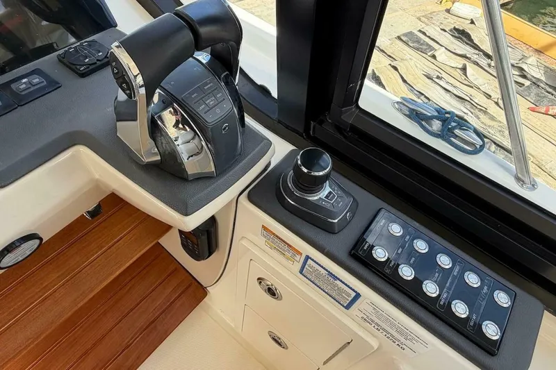 Slide: The Image of Boston Whaler 405 Conquest 2021 - 5801245