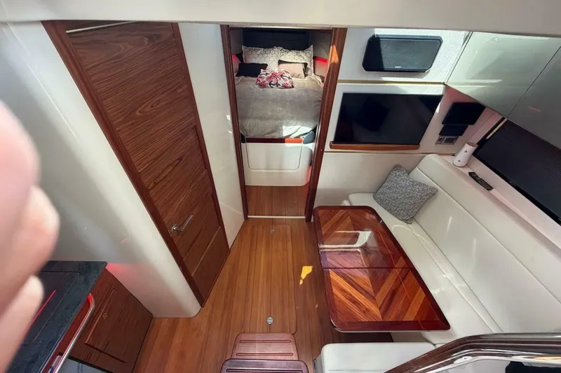 Slide: The Image of Boston Whaler 405 Conquest 2021 - 5801248