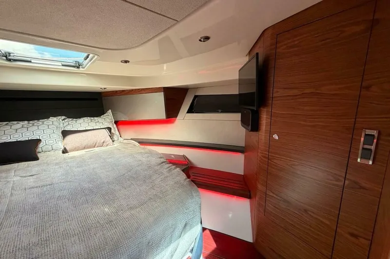 Slide: The Image of Boston Whaler 405 Conquest 2021 - 5801252