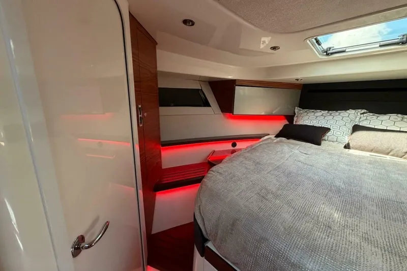 Slide: The Image of Boston Whaler 405 Conquest 2021 - 5801253