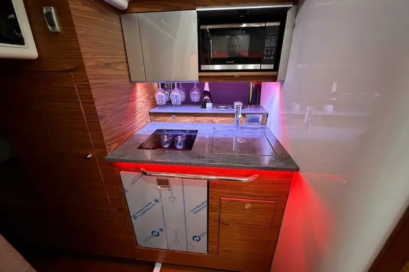 Slide: The Image of Boston Whaler 405 Conquest 2021 - 5801258