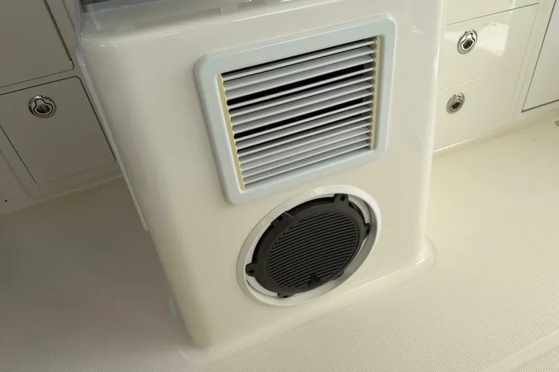 Slide: The Image of Boston Whaler 405 Conquest 2021 - 5801266