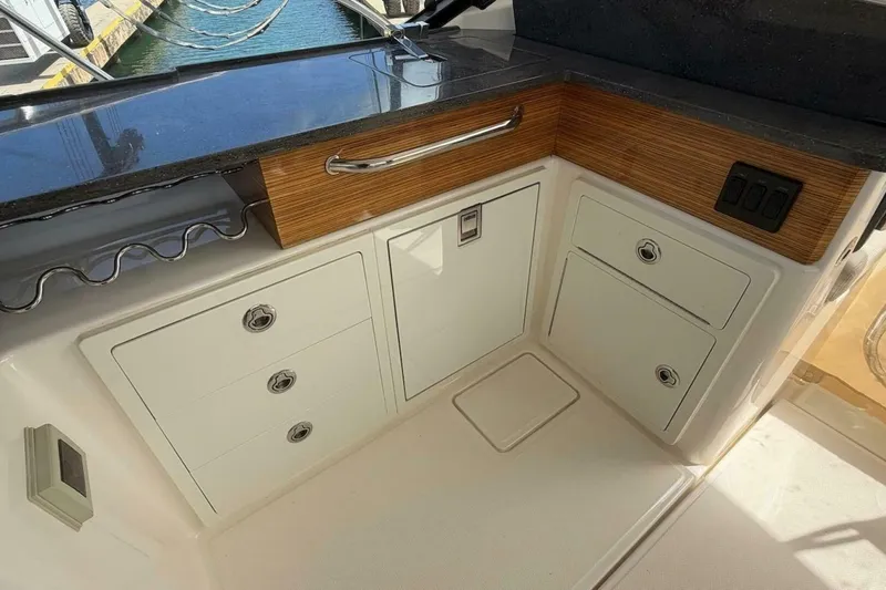 Slide: The Image of Boston Whaler 405 Conquest 2021 - 5801268