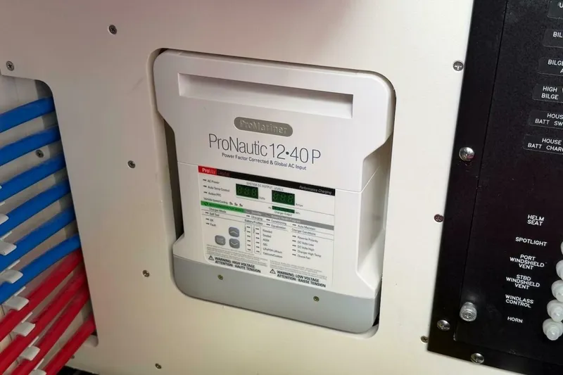 Slide: The Image of Boston Whaler 405 Conquest 2021 - 5801269