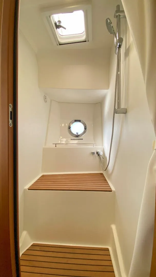 Slide: The Image of En Suite Shower Only accessible in main cabin. Starboard side. Separate from head. - 5811551