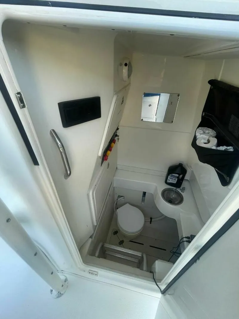 Slide: The Image of Mako 284 Center Console 2016 - 5803061