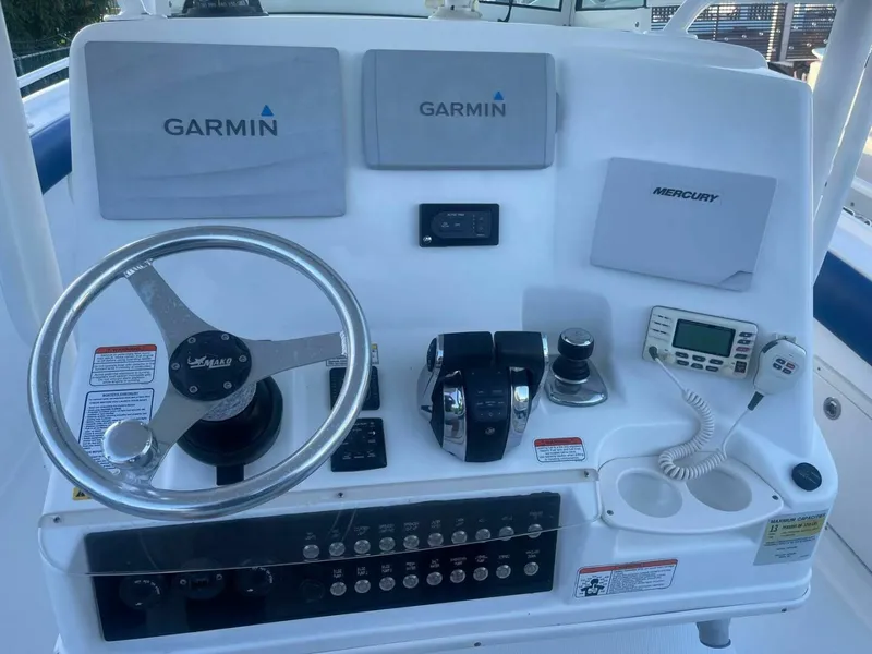 Slide: The Image of Mako 284 Center Console 2016 - 5803050