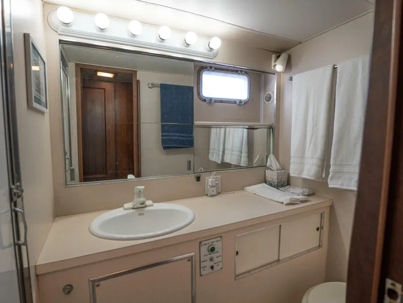 Slide: The Image of Hatteras 58 Yacht Fisherman 1975 - 5815256