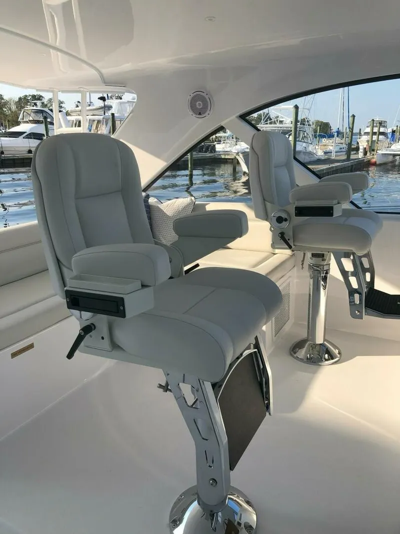 Slide: The Image of Hatteras GT45 Express 2020 - 5805750