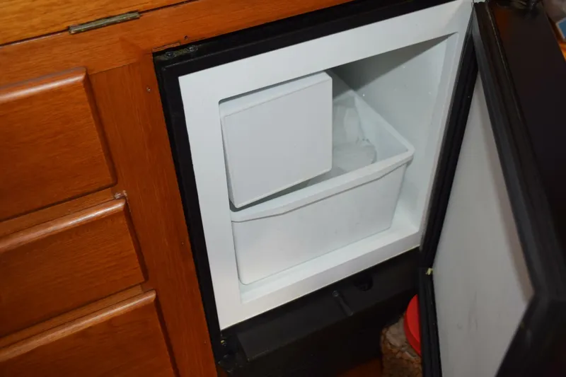 Slide: The Image of Newer drink Ice maker below bar area - 5805864