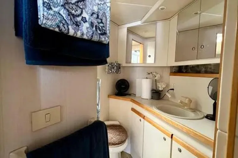 Slide: The Image of Cruisers Yachts 4285 Express Bridge 1996 - 5806187