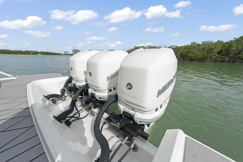 Slide: The Image of 2022 Sea Ray SLX 400 Outboard SEA N SEA - 5830051