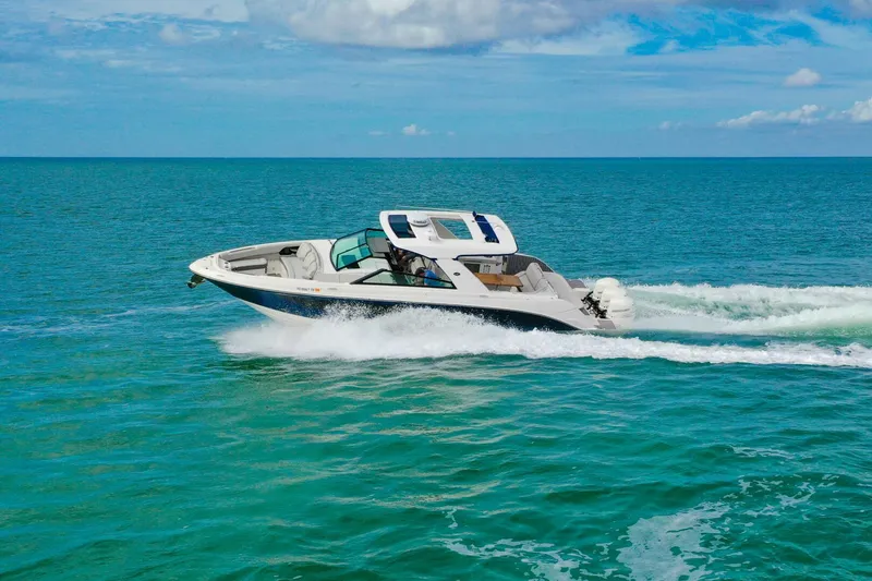 Slide: The Image of 2022 Sea Ray SLX 400 Outboard SEA N SEA - 5829251