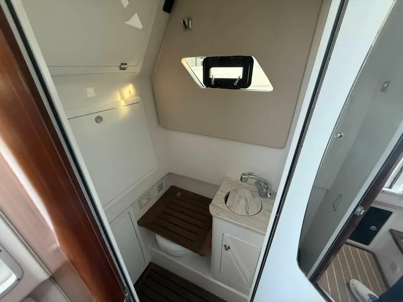 Slide: The Image of Edgewater 370 2018 - 5808570