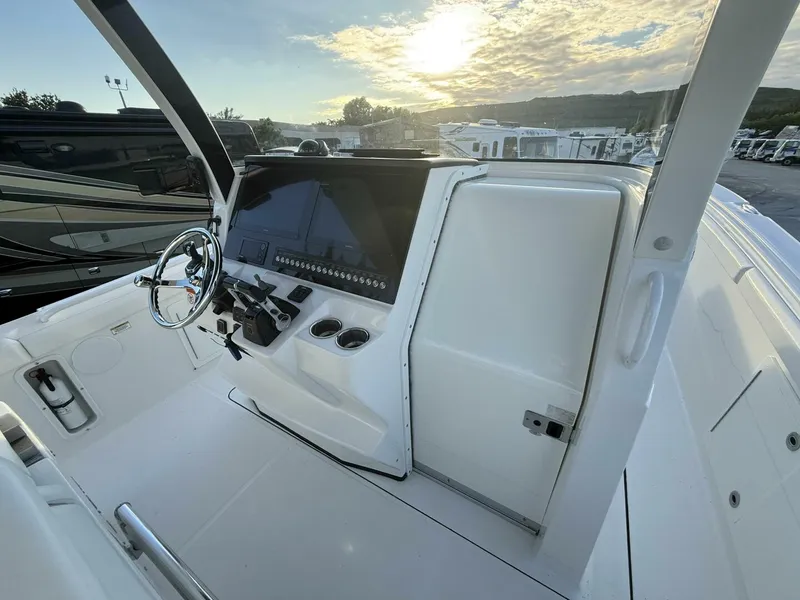 Slide: The Image of Edgewater 370 2018 - 5808557