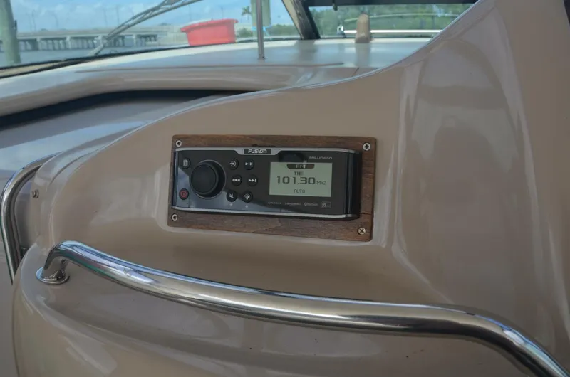 Slide: The Image of Sea Ray 46 4 RICH-SHER OR POORER - Cockpit - Helm 2001 Sea Ray 46 - 4 RICH-SHER OR POORER - 5808673