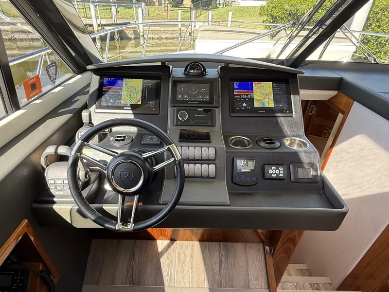 Slide: The Image of Riviera 395 SUV 2021 - 5809082