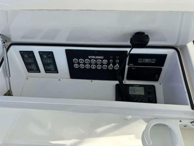 Slide: The Image of Viking 45 CAPT BAB - Flybridge Helm 2005 Viking 45
CAPT BAB - 5820351