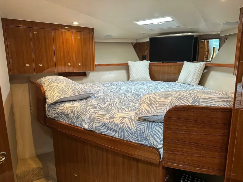 Slide: The Image of Viking 45 CAPT BAB - Master Stateroom 2005 Viking 45
CAPT BAB - 5820331