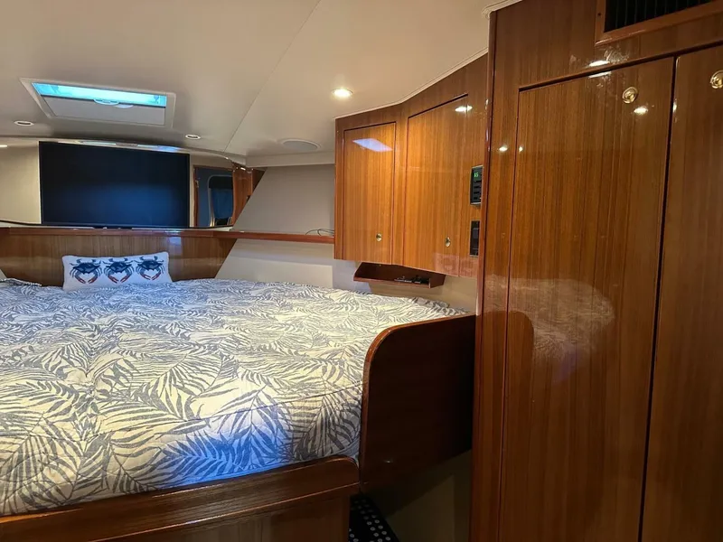 Slide: The Image of Viking 45 CAPT BAB - Master Stateroom 2005 Viking 45
CAPT BAB - 5810442