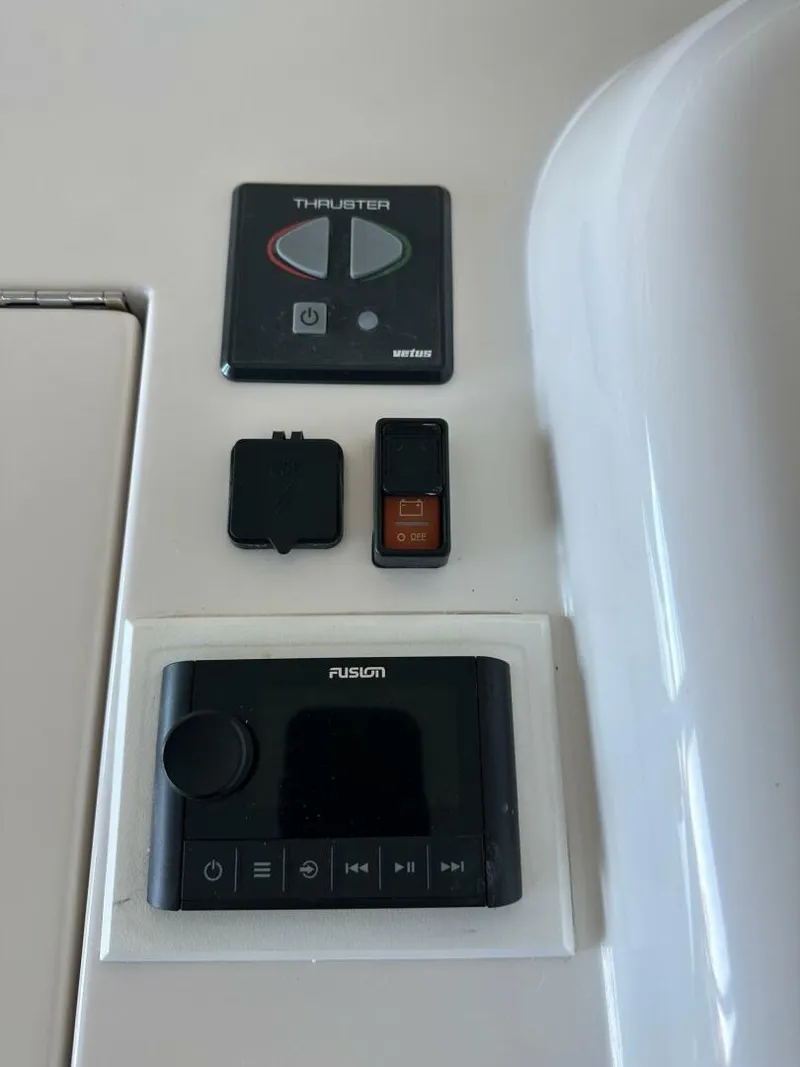 Slide: The Image of Viking 45 CAPT BAB - Flybridge Helm 2005 Viking 45
CAPT BAB - 5810429