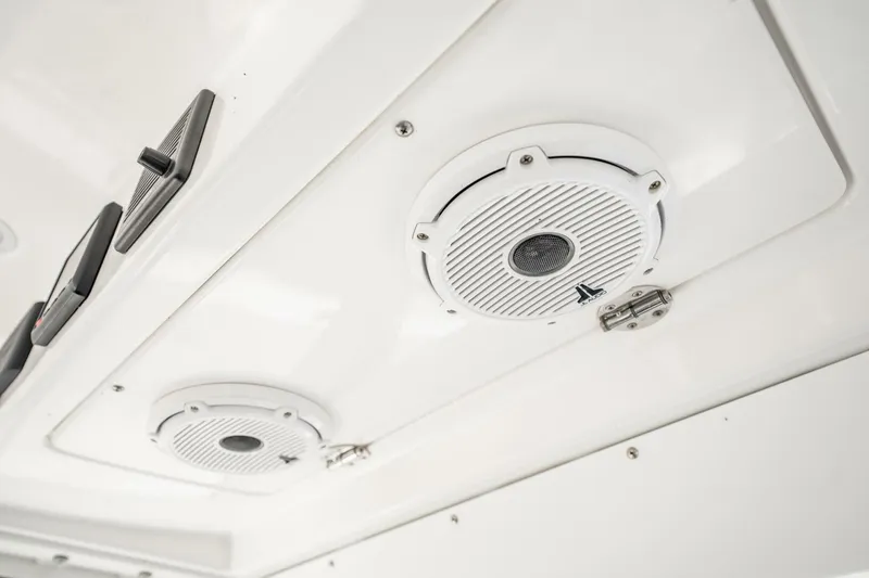 Slide: The Image of Everglades 335 Center Console 2021 - 5811128