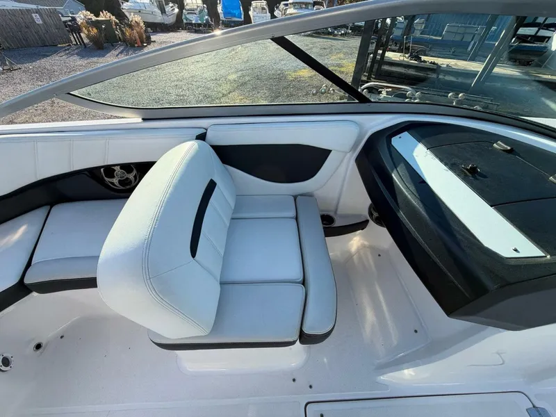 Slide: The Image of Regal 2000 ES Bowrider 2016 - 5813826