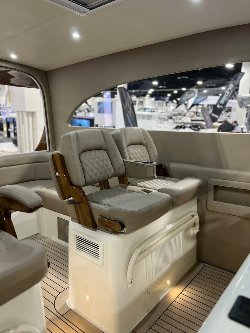 Slide: The Image of Front Runner 43' HTX 2026 - 5819969