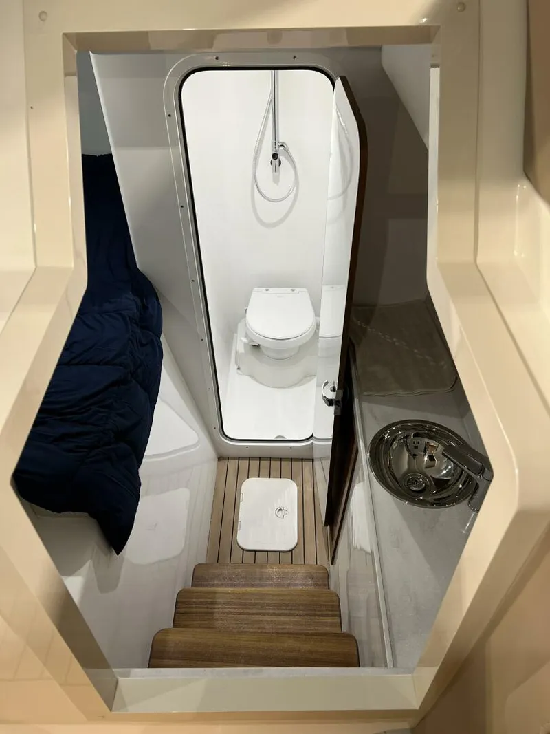 Slide: The Image of Front Runner 43' HTX 2026 - 5819959