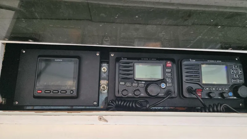 Slide: The Image of 1984 Ocean Yacht 46SS Radio Box - 5825986