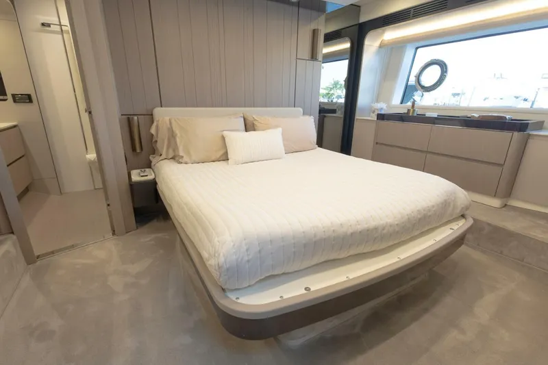 Slide: The Image of Azimut Fly 2021 - 5814631