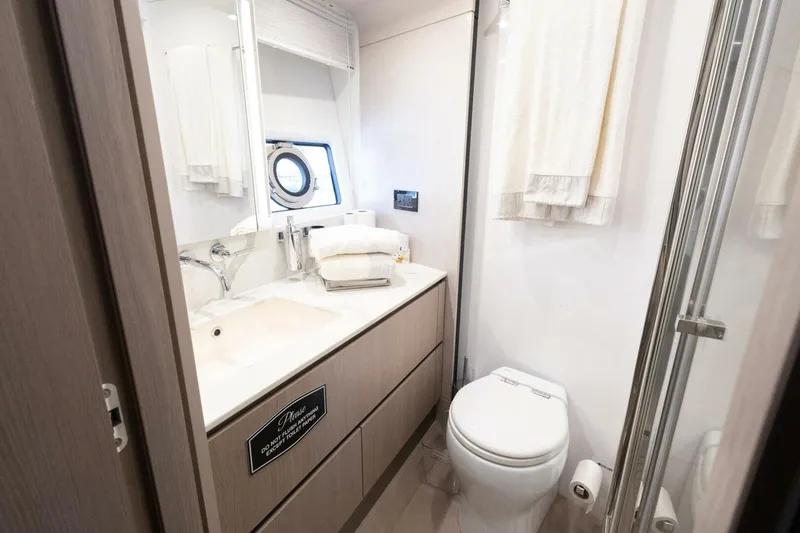 Slide: The Image of Azimut Fly 2021 - 5814665