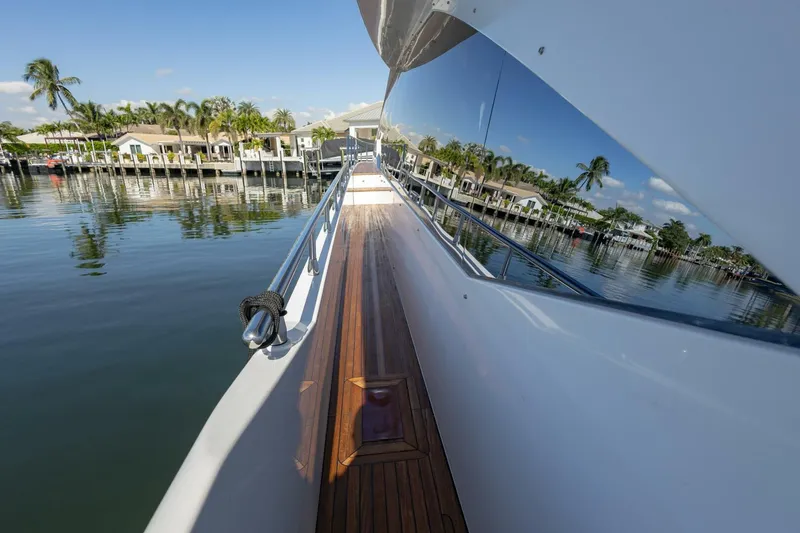 Slide: The Image of Azimut Fly 2021 - 5814703