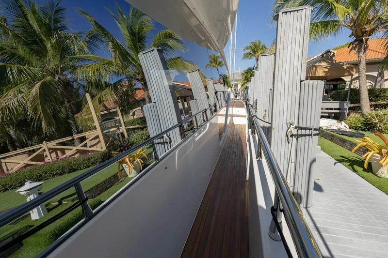 Slide: The Image of Azimut Fly 2021 - 5814697