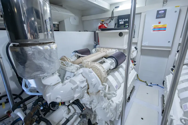 Slide: The Image of Azimut Fly 2021 - 5814637