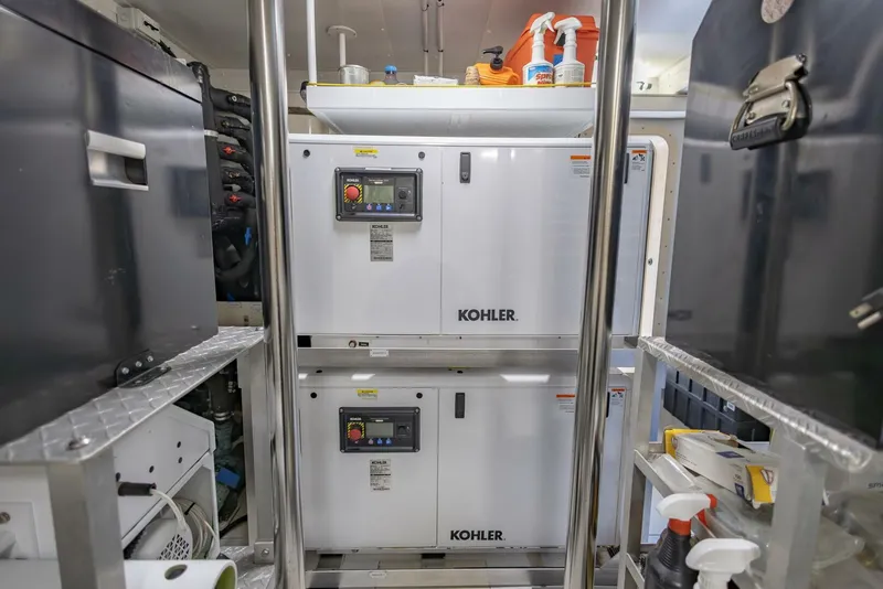 Slide: The Image of Azimut Fly 2021 - 5814640